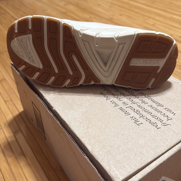 NIB Vionic Women's Supportive Deep Cushioning Enhanced Performance Sneaker - Picture 4 of 6